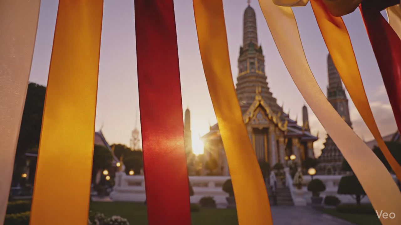 Charger la vidéo : Silky cream textures, satiny fabric flowing, and delicate massage ritual